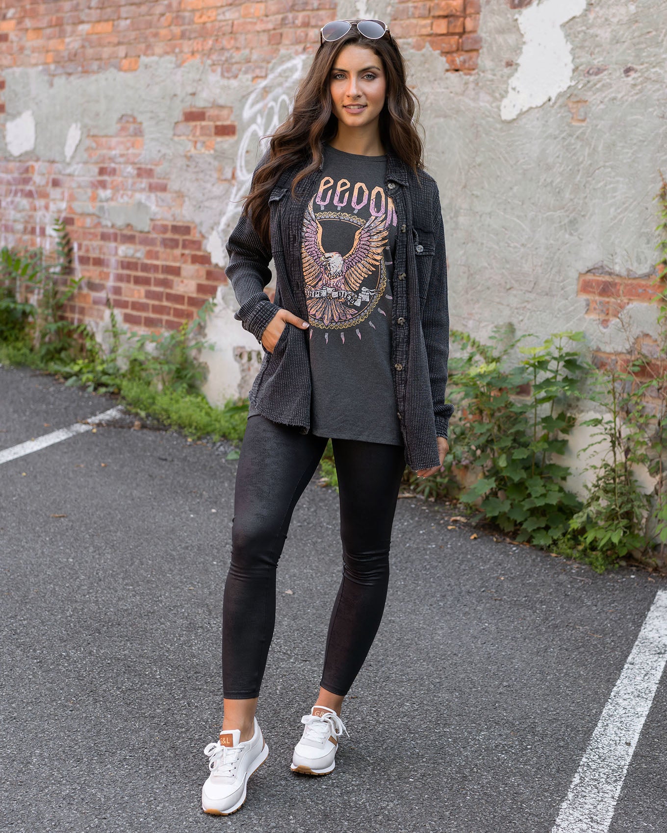 Black Leggings with Grey Crew-neck T-shirt Outfits (18 ideas & outfits)