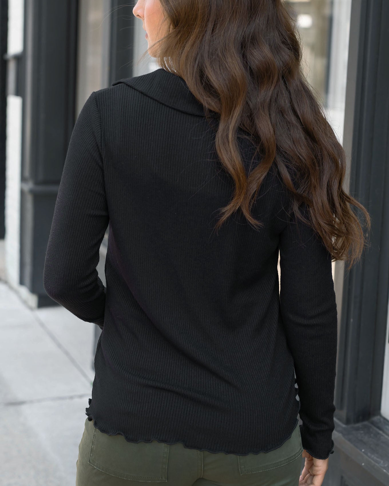 back view of macy day ribbed top in black