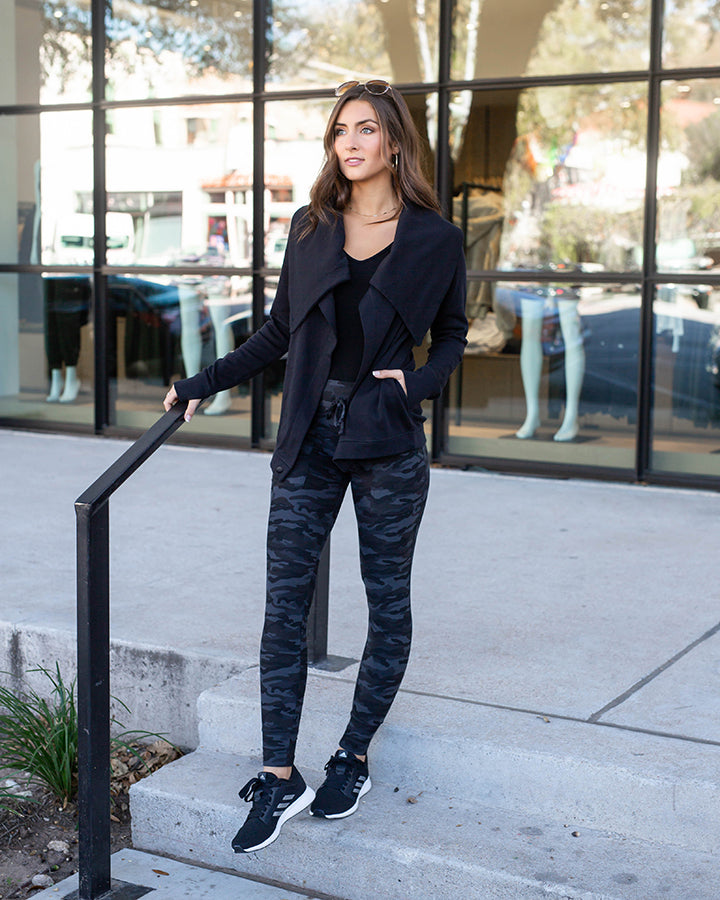 Fleece Wrap Up in Black