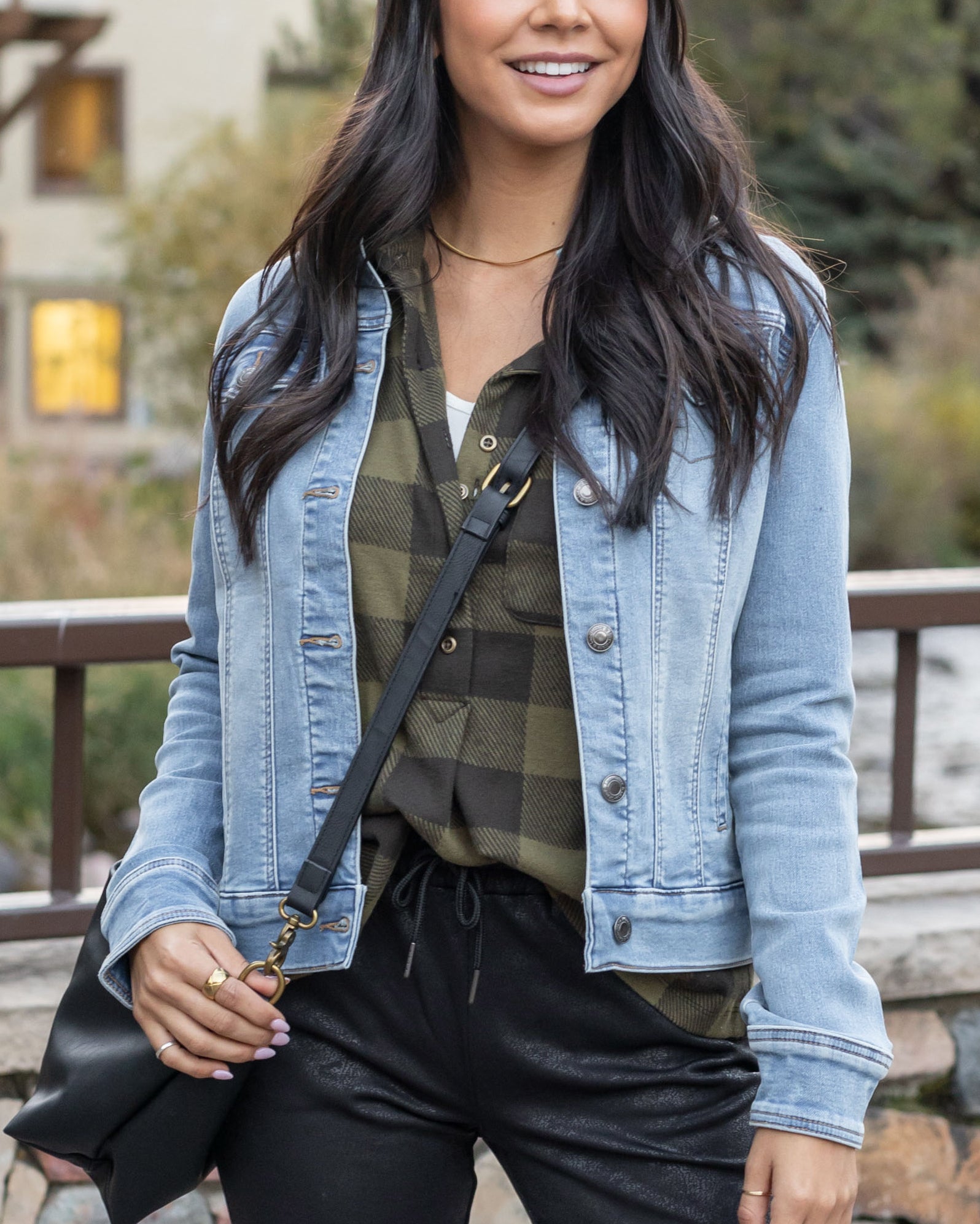 Jean jacket with white jeans on Stylevore